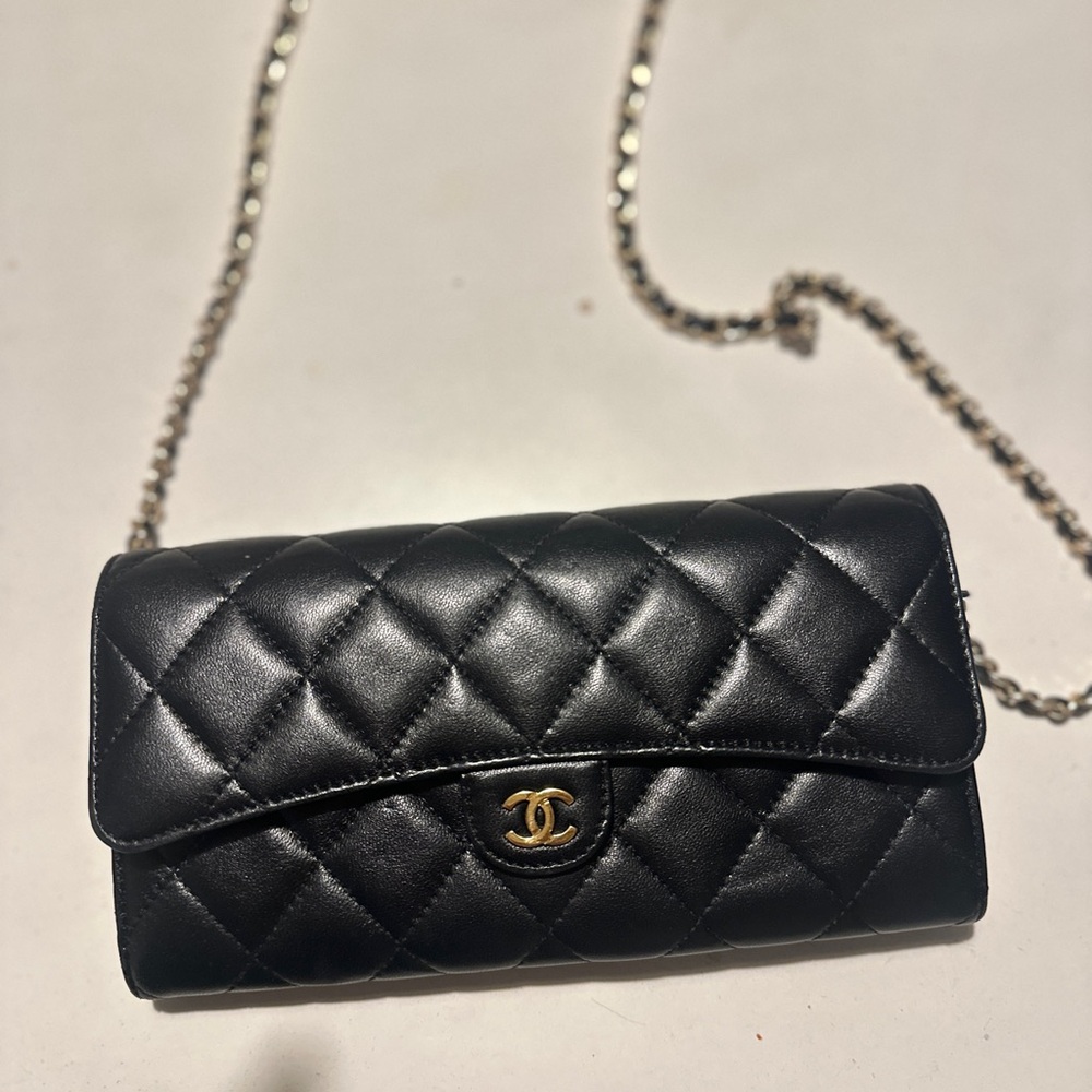 Chanel wallet on chain. Like new. With Certificate